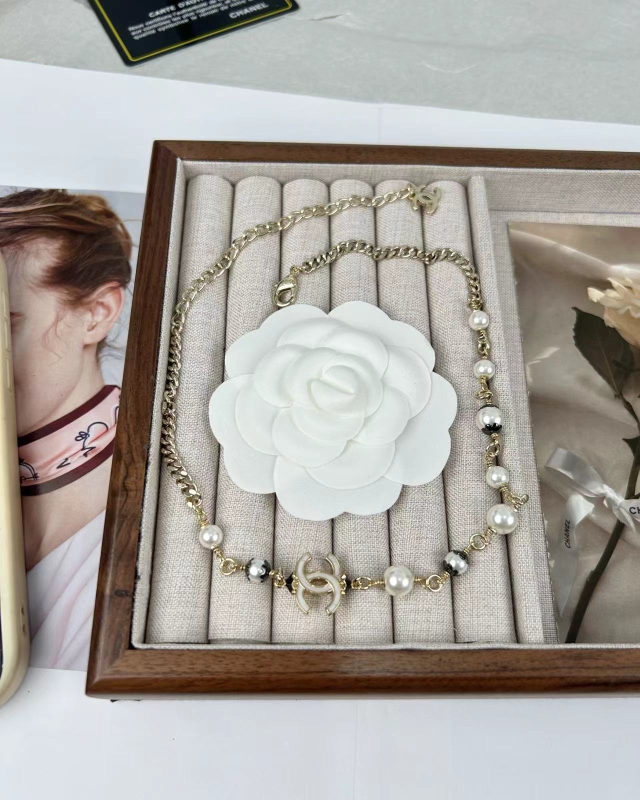 Neue Perlen-Logo-Halskette