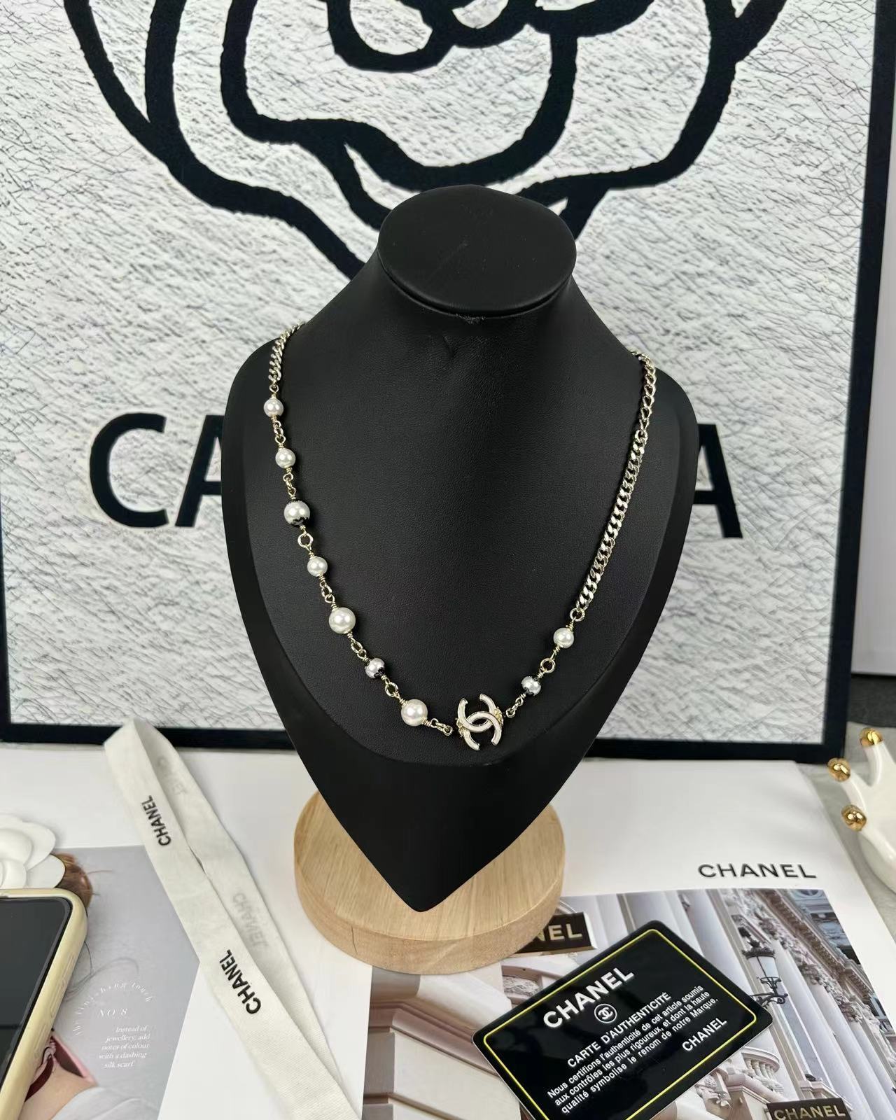 Neue Perlen-Logo-Halskette