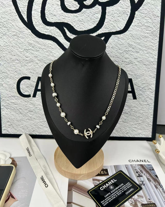 Neue Perlen-Logo-Halskette