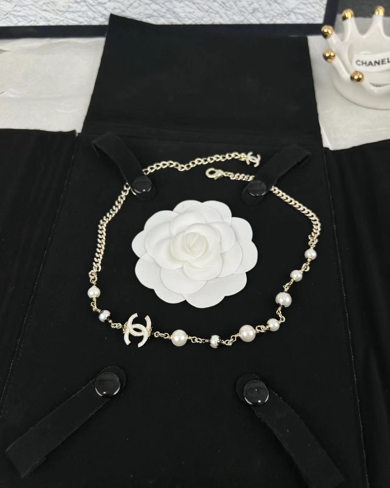 Neue Perlen-Logo-Halskette