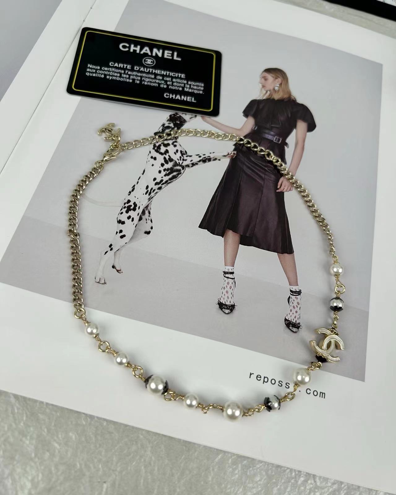 Neue Perlen-Logo-Halskette