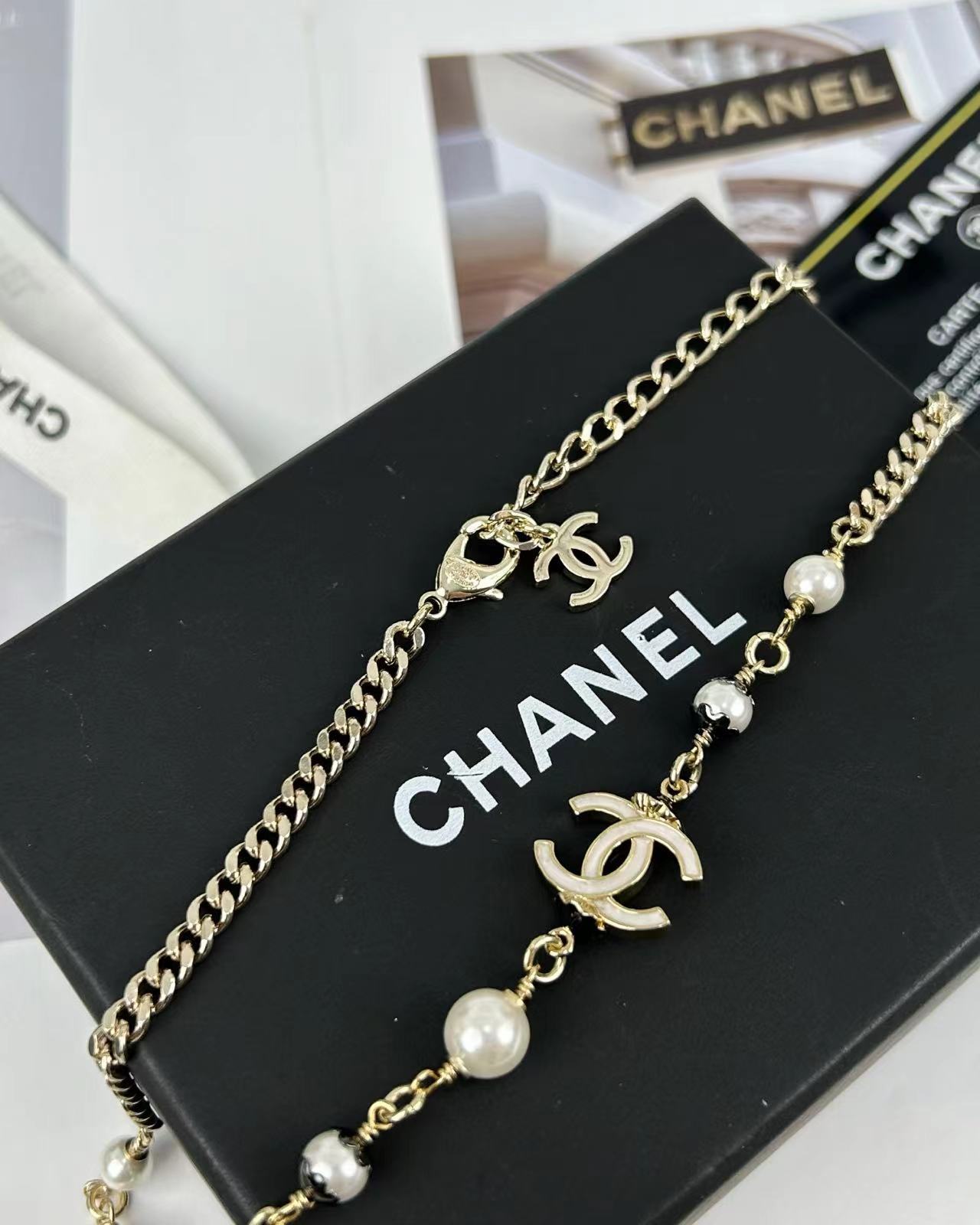 Neue Perlen-Logo-Halskette