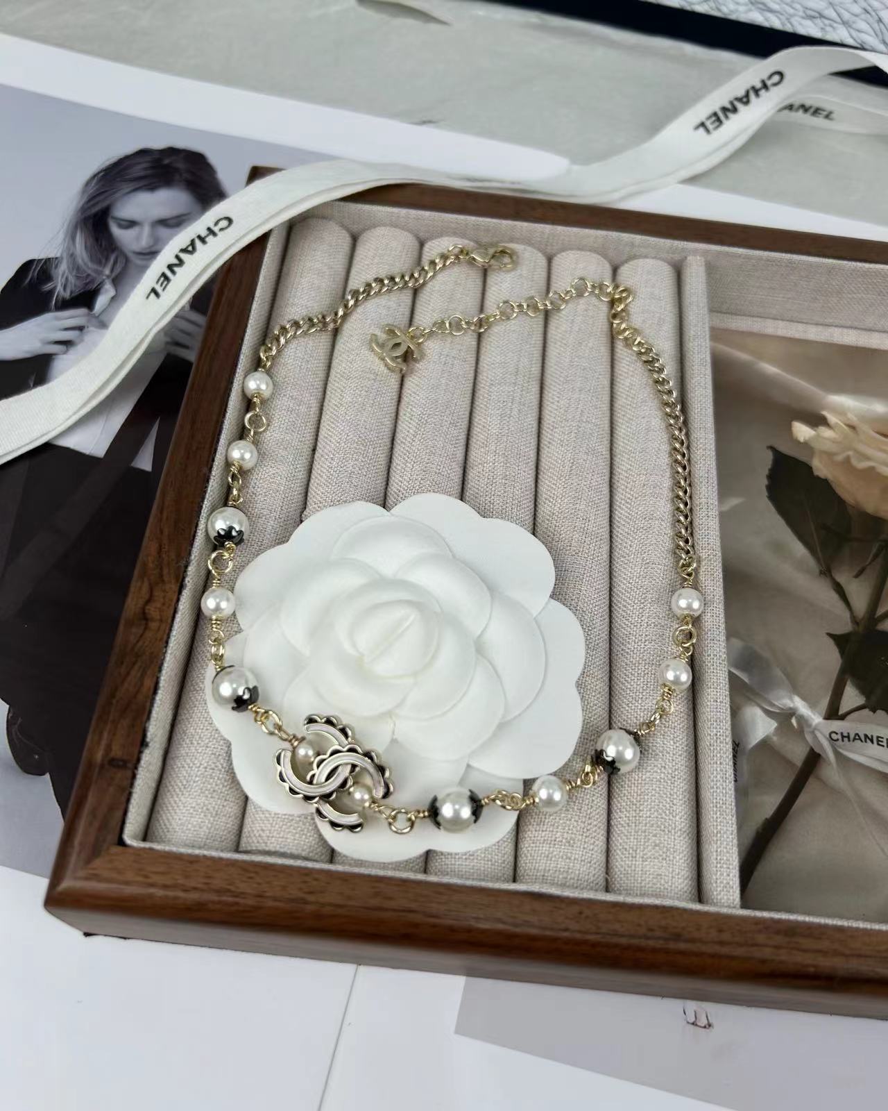 Neue Perlenkette mit Perlenspitze und Logo