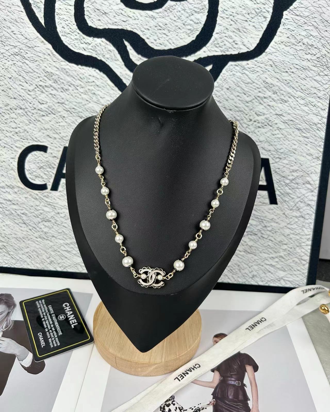 Neue Perlenkette mit Perlenspitze und Logo