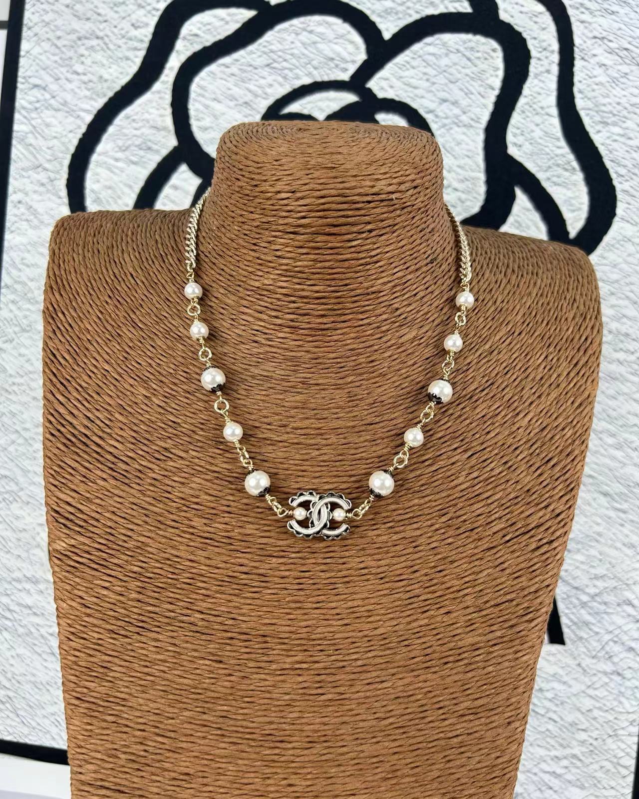 Neue Perlenkette mit Perlenspitze und Logo