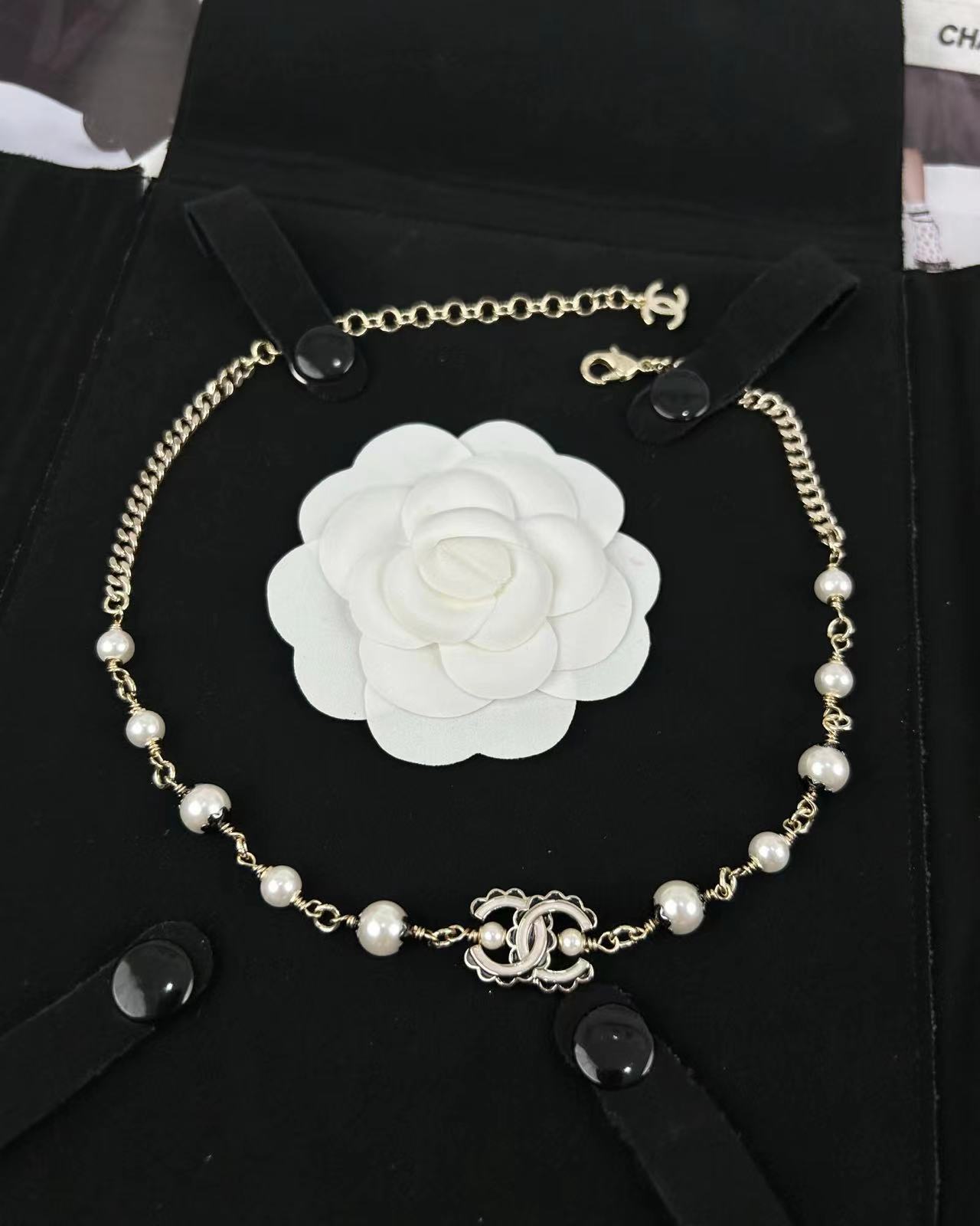 Neue Perlenkette mit Perlenspitze und Logo