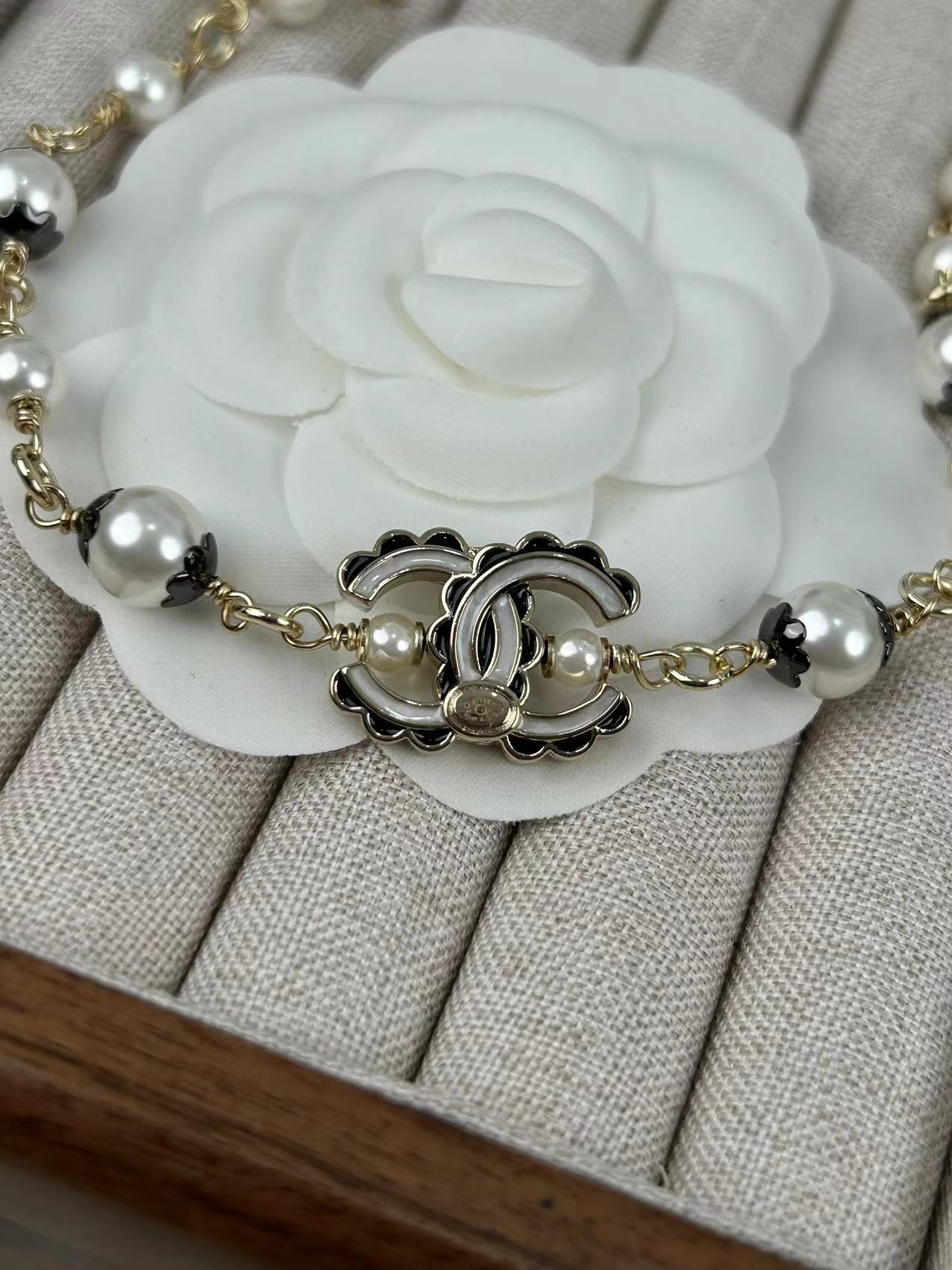 Neue Perlenkette mit Perlenspitze und Logo