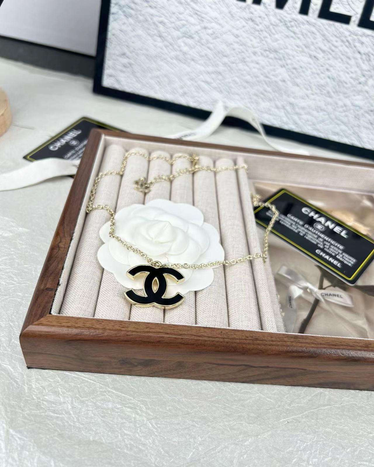 Neue Perlen-Logo-Halskette