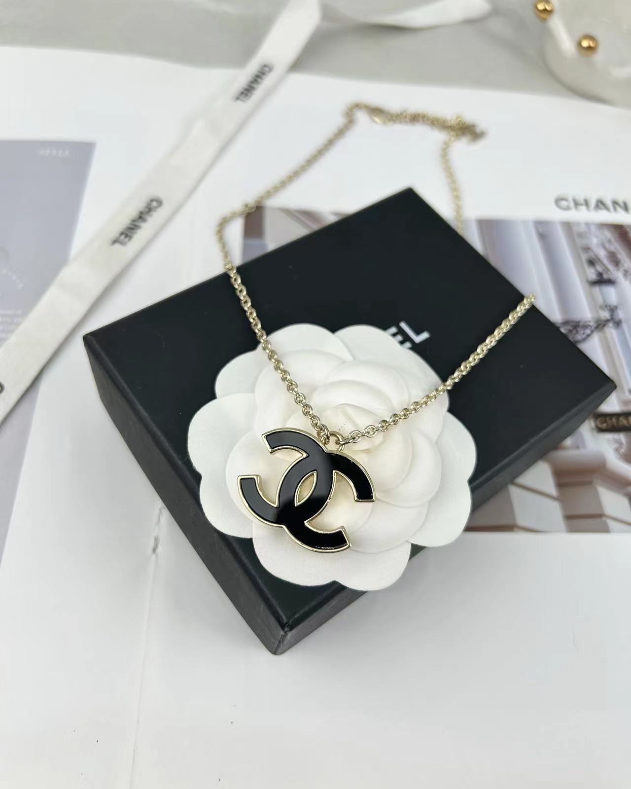 Neue Perlen-Logo-Halskette