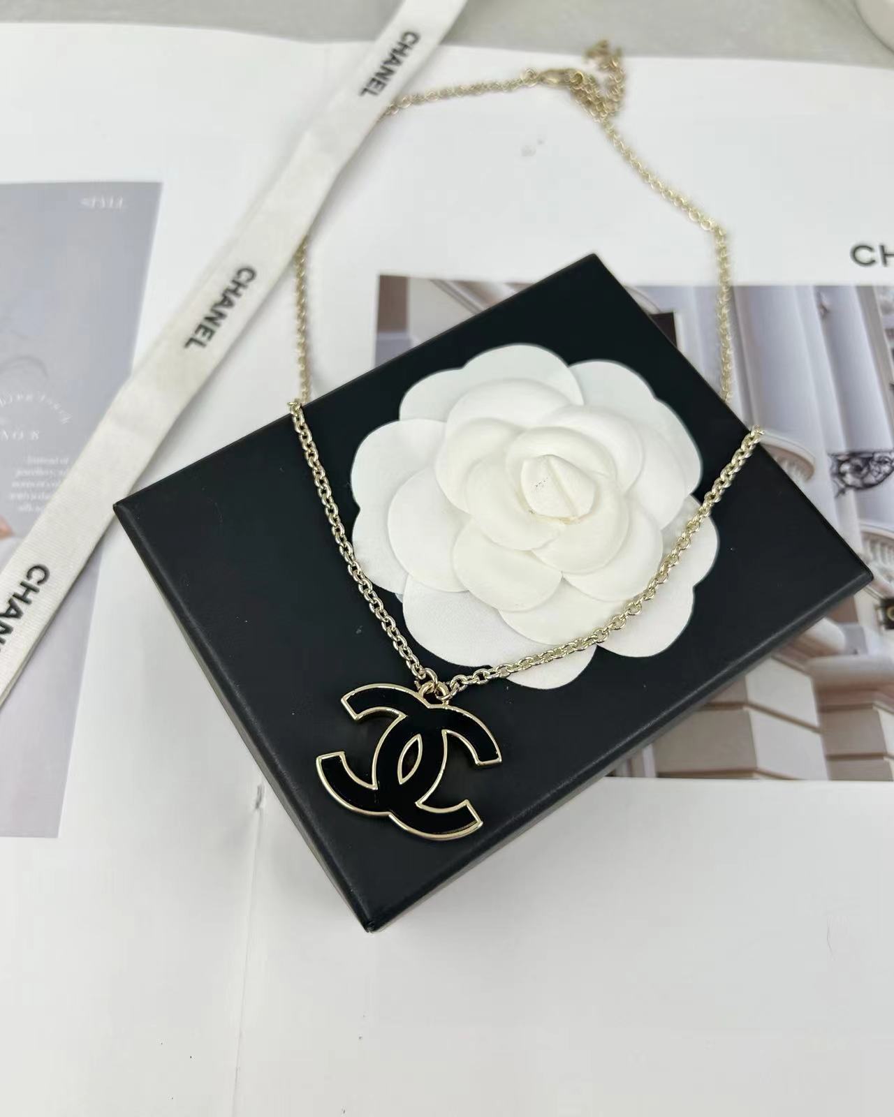 Neue Perlen-Logo-Halskette