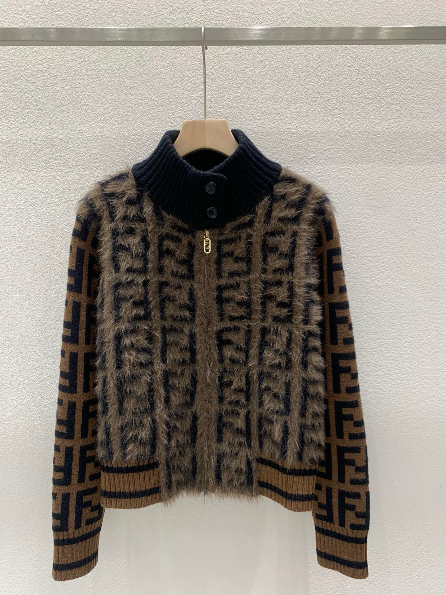 Neue Strickjacke mit Buchstaben-Jacquard-Nähten