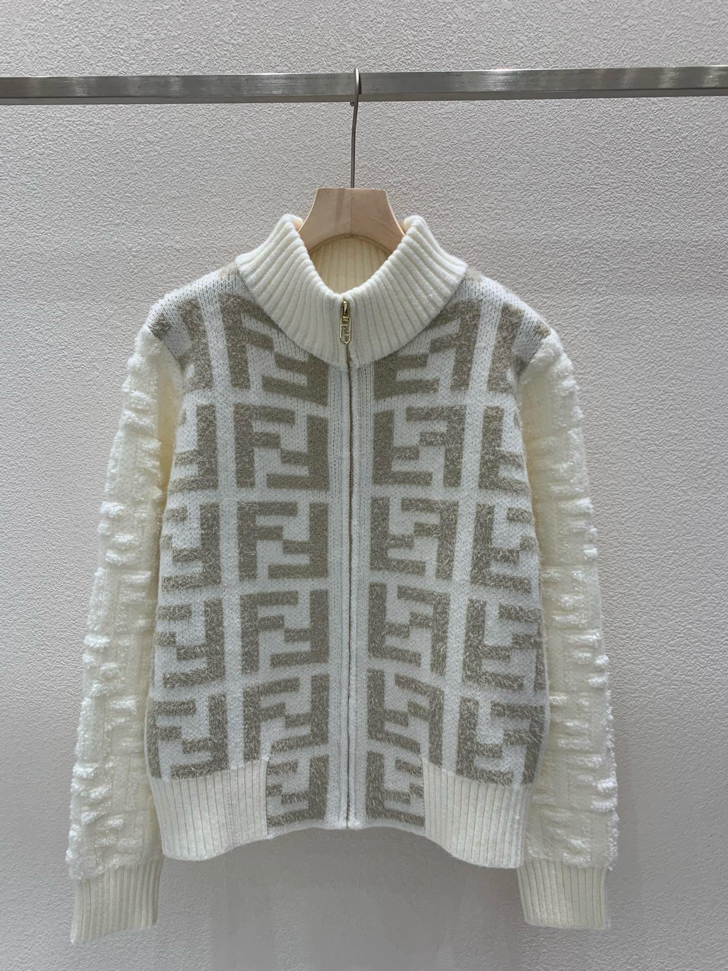 Neue Strickjacke mit Buchstaben-Jacquard-Nähten