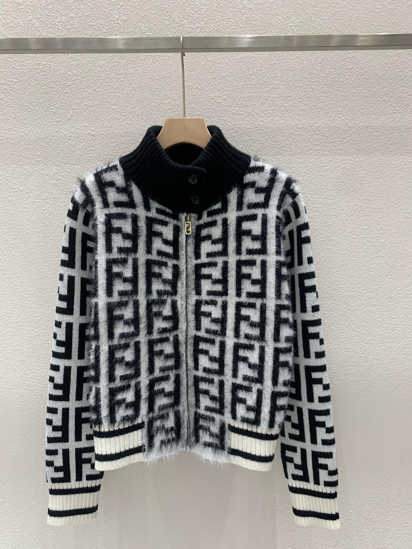 Neue Strickjacke mit Buchstaben-Jacquard-Nähten