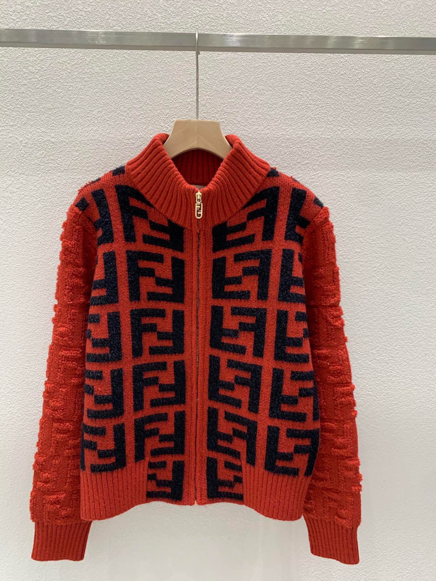 Neue Strickjacke mit Buchstaben-Jacquard-Nähten
