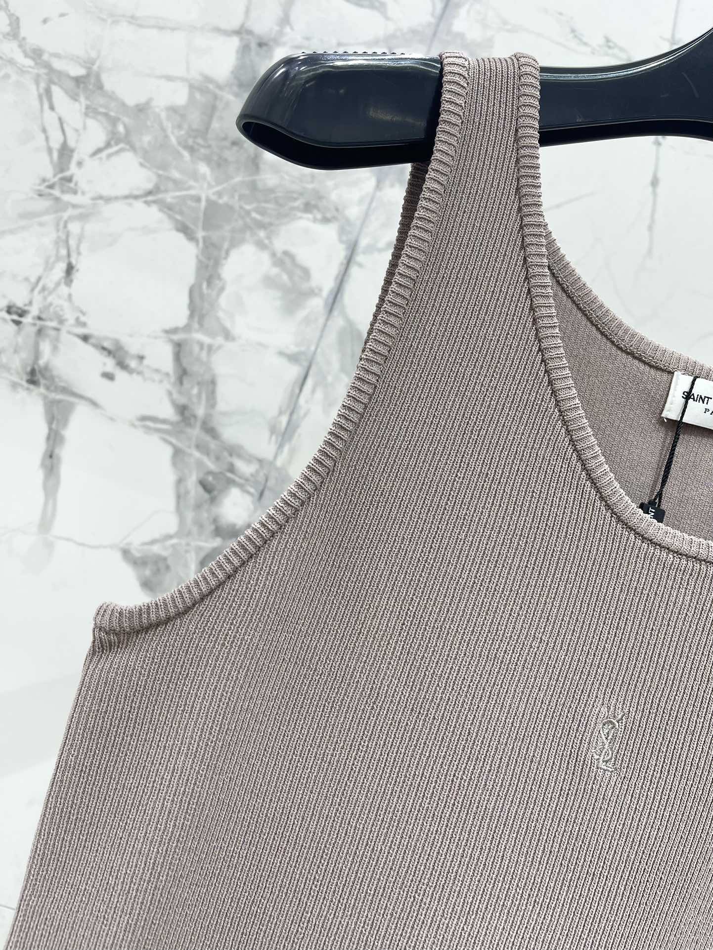 Gilet tricoté une pièce sans couture à col en U