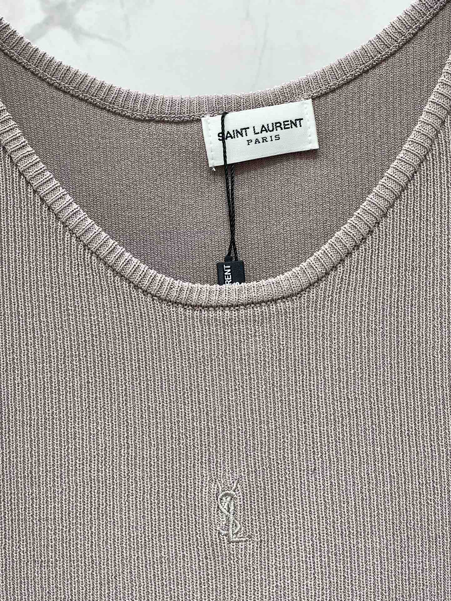 Gilet tricoté une pièce sans couture à col en U