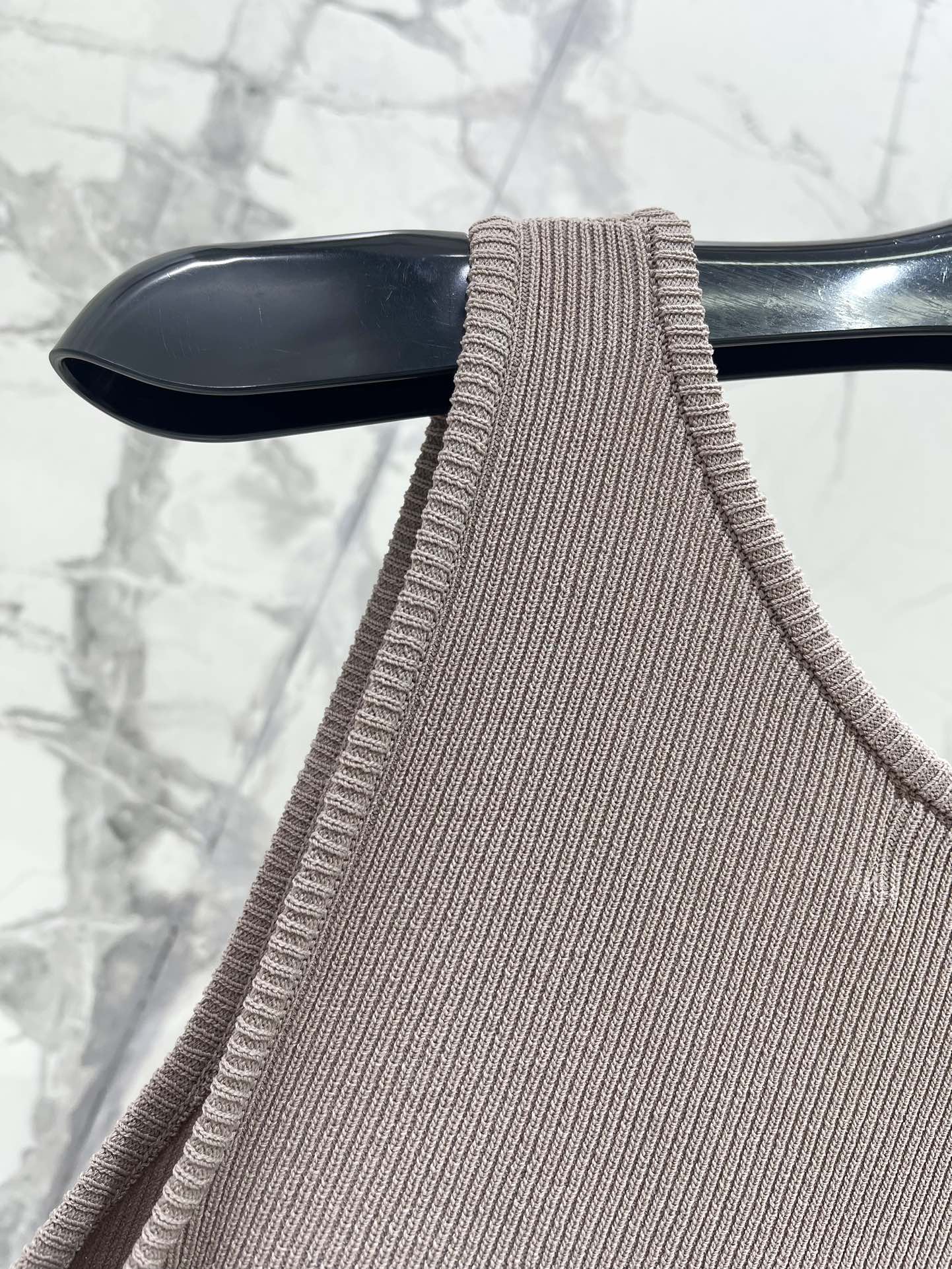 Gilet tricoté une pièce sans couture à col en U