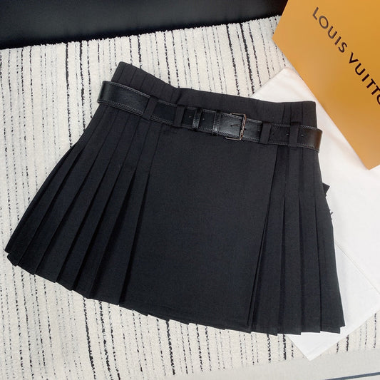 Neuer plissierter Rock mit individuellem Gürteldruck