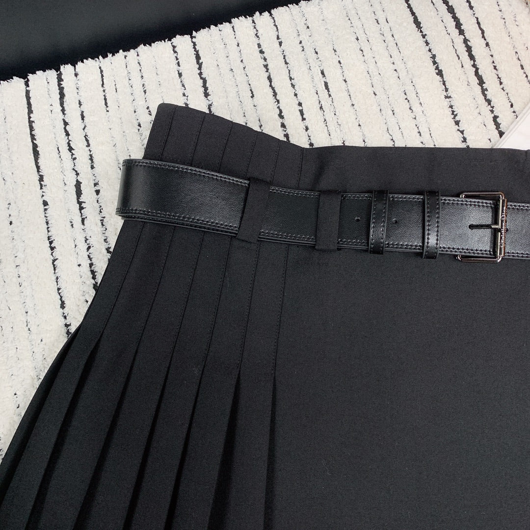Neuer plissierter Rock mit individuellem Gürteldruck