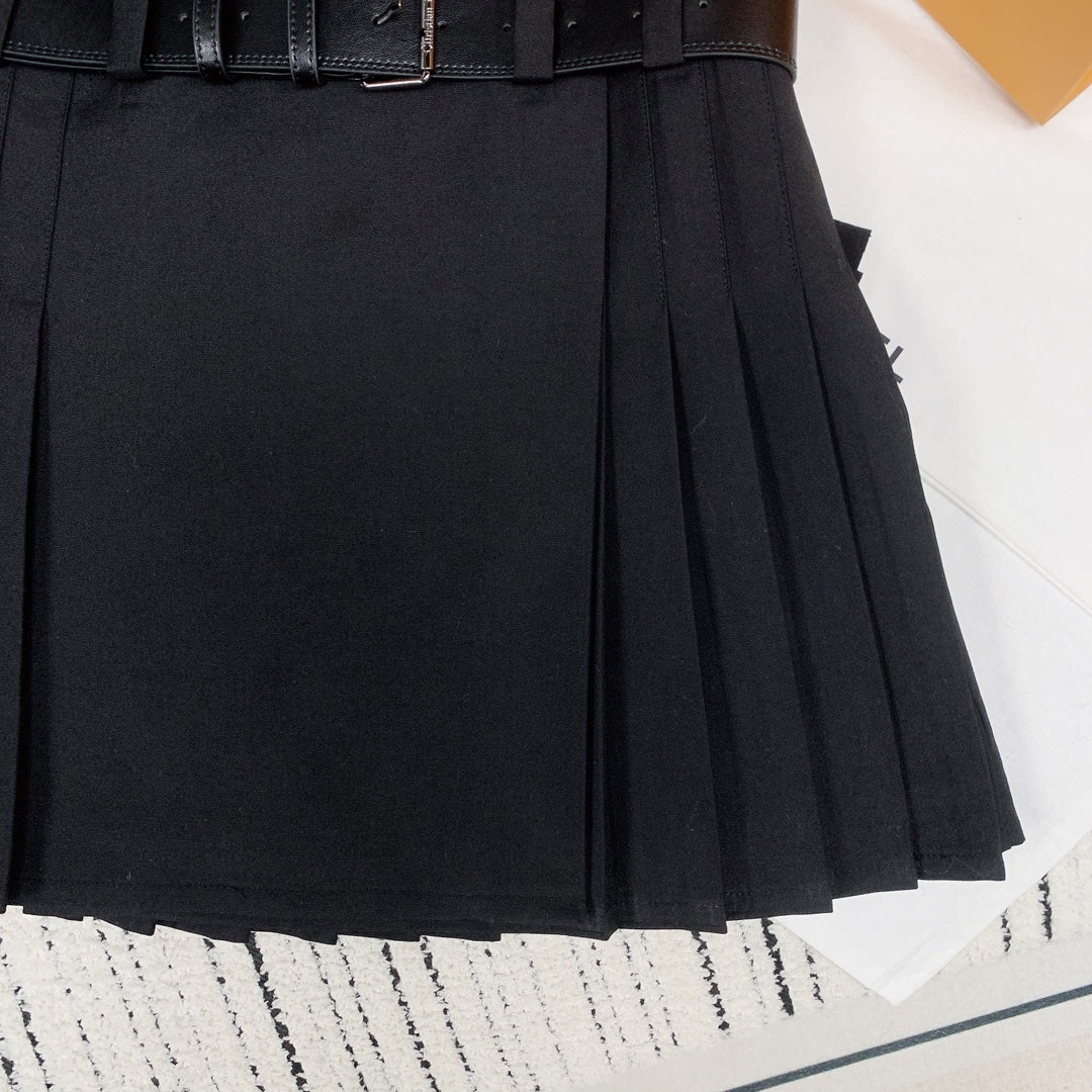Neuer plissierter Rock mit individuellem Gürteldruck