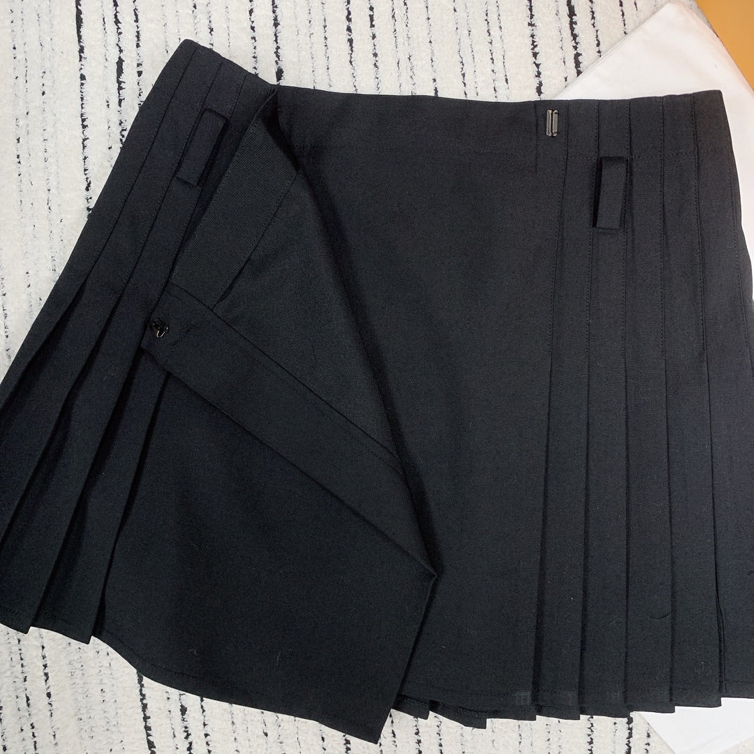 Neuer plissierter Rock mit individuellem Gürteldruck