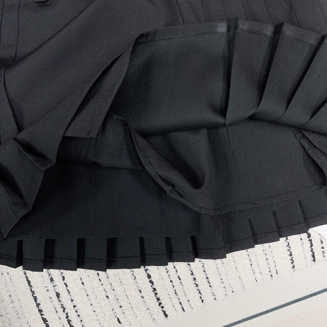 Neuer plissierter Rock mit individuellem Gürteldruck