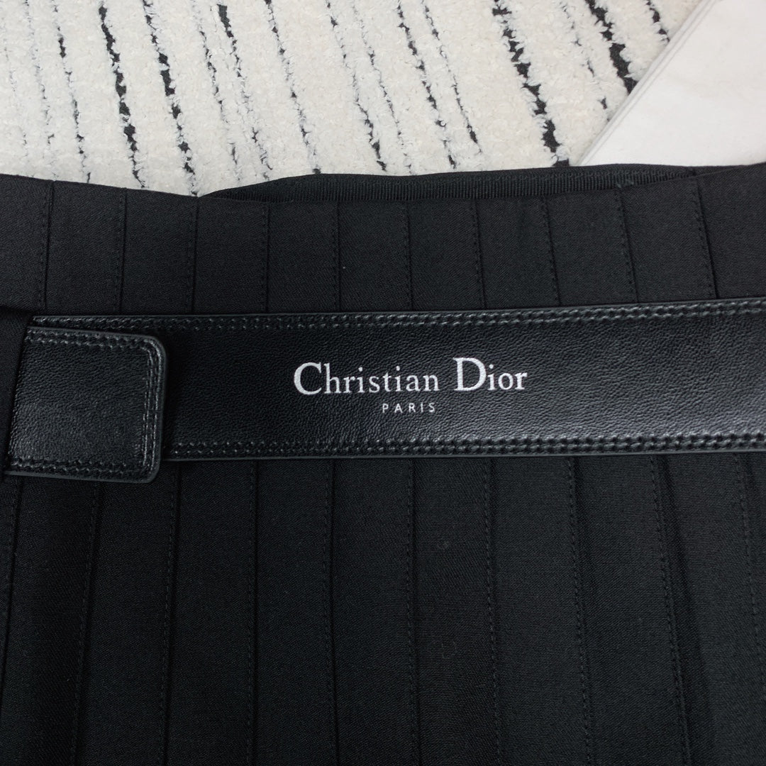 Neuer plissierter Rock mit individuellem Gürteldruck