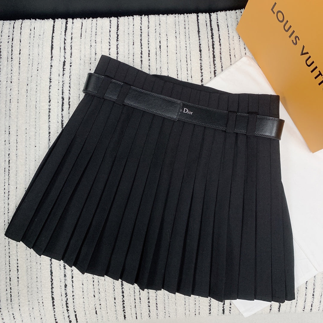 Neuer plissierter Rock mit individuellem Gürteldruck